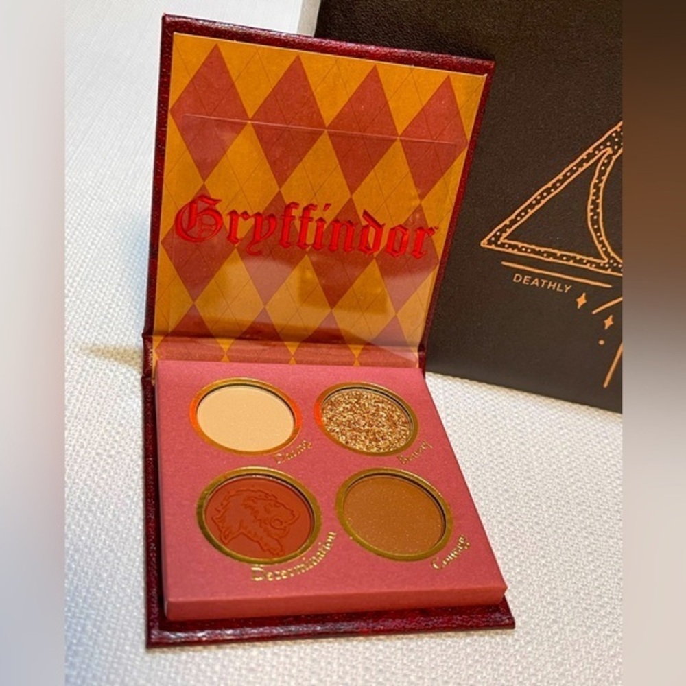 NWT Harry Potter & Deathly Hallows Eye Palette, Bag & Brushes set - GRYFFINDOR